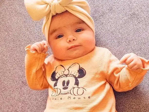 Visage, Joue, Peau, Head, Jeans, Bras, Facial Expression, Cap, Baby & Toddler Clothing, Sleeve, Orange, Happy, T-shirt, Rose, Baby, Bambin, Cool, Fun, Enfant, Fashion Accessory, Personne, Headwear