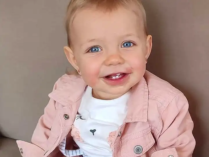 Visage, Nez, Joue, Peau, Joint, Head, Lip, Hand, Bras, Sourire, Shoulder, Yeux, Jambe, Mouth, Dress, Baby & Toddler Clothing, Neck, Human Body, Sleeve, Happy, Personne, Joy