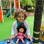 Head, Sourire, Yellow, Happy, Leisure, Fun, Aire de jeux, Arbre, Bambin, Summer, People, Recreation, Jouets, City, Enfant, Herbe, Event, Outdoor Play Equipment, Play, Vacation, Personne, Joy