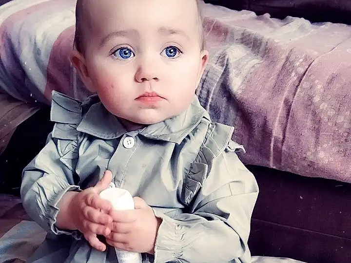 Visage, Joue, Peau, Head, Hand, Yeux, Blanc, Flash Photography, Baby & Toddler Clothing, Textile, Sleeve, Comfort, Iris, Happy, Collar, Finger, Bambin, Baby, Tie, Enfant, Personne