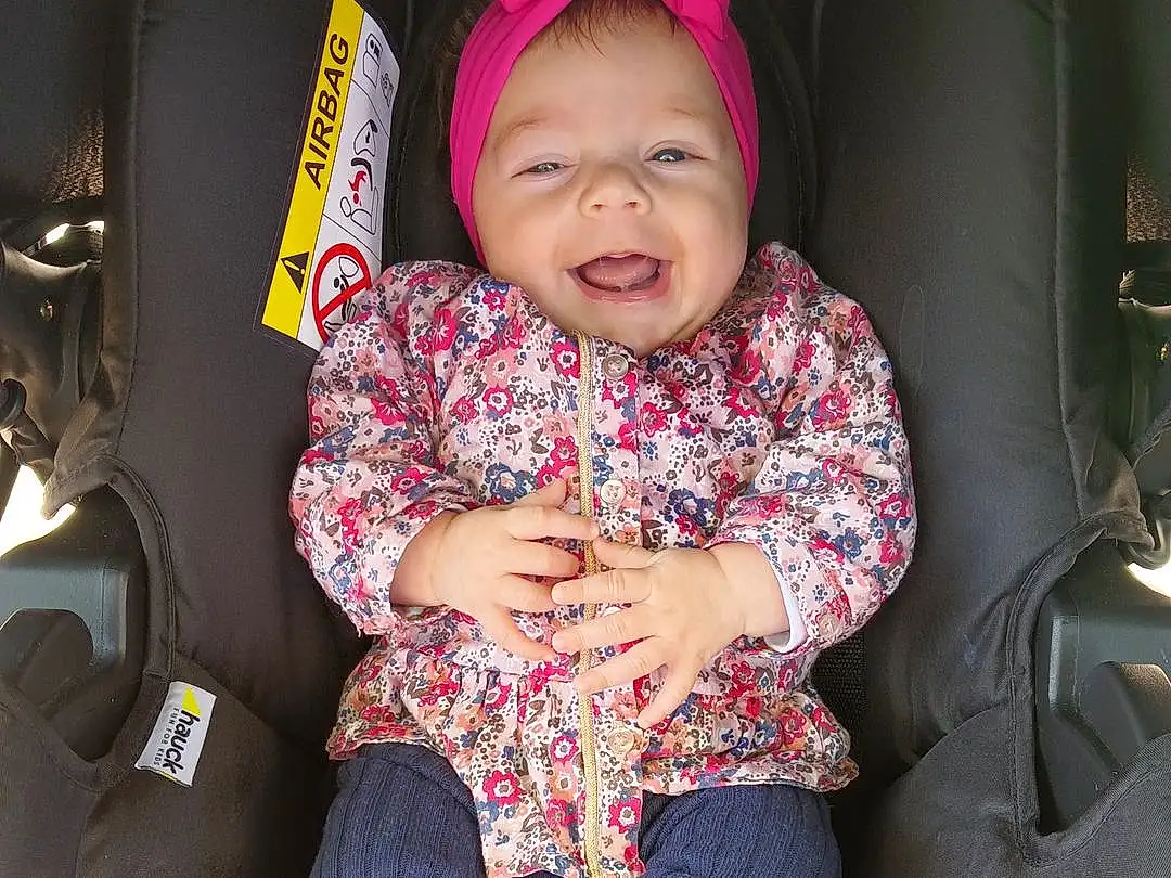 Joue, Sourire, Comfort, Seat Belt, Purple, Baby Carriage, Baby, Car Seat Cover, Baby & Toddler Clothing, Finger, Rose, Car Seat, Baby In Car Seat, Bambin, Auto Part, Enfant, Magenta, Assis, Baby Products, Lap, Personne, Headwear