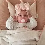 Peau, Yeux, Comfort, Textile, Sleeve, Beige, Baby Sleeping, Baby, Rose, Baby & Toddler Clothing, Bois, Bed, Linens, Bambin, Bedding, Bed Sheet, Headpiece, Poil, Throw Pillow, Personne, Headwear
