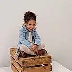 Hair, Sourire, Shoe, Bras, Jambe, Comfort, Human Body, Table, Sleeve, Bois, Chair, Hardwood, Rectangle, Happy, Bambin, Baby & Toddler Clothing, Assis, Baby, Wood Flooring, Personne, Joy