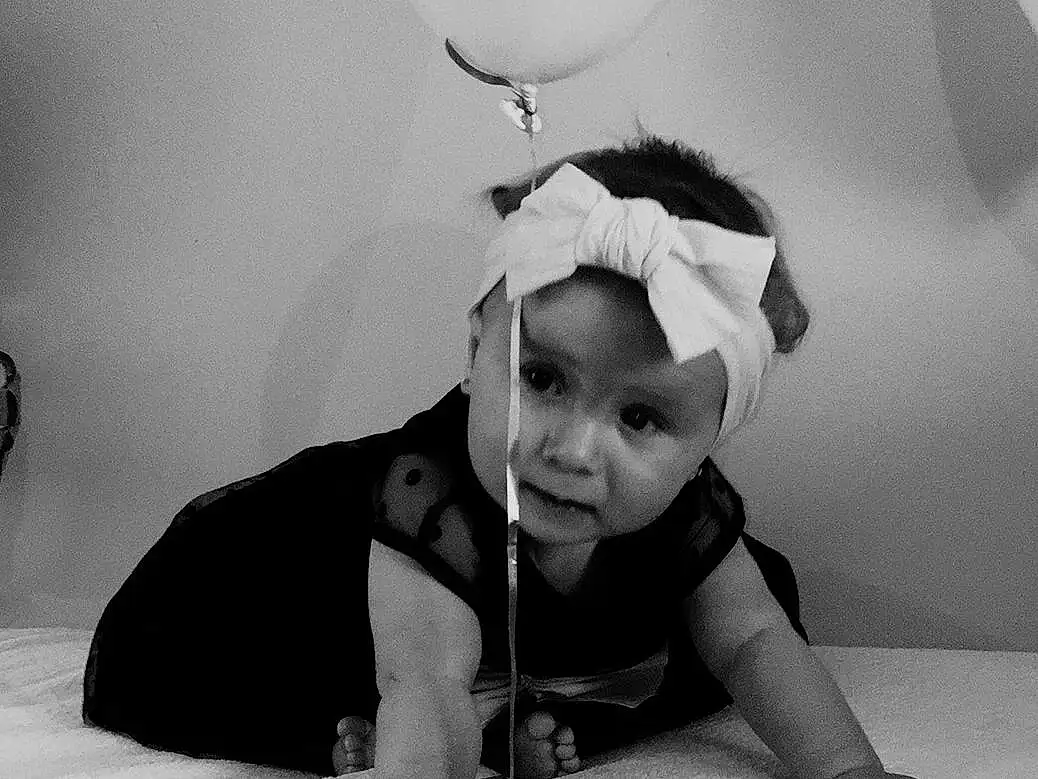 Blanc, Black, Black-and-white, Balloon, Head, Noir & Blanc, Monochrome, Forehead, Enfant, Photography, Party Supply, Sourire, Stock Photography, Room, Happy, Style, Oreille, Personne, Headwear